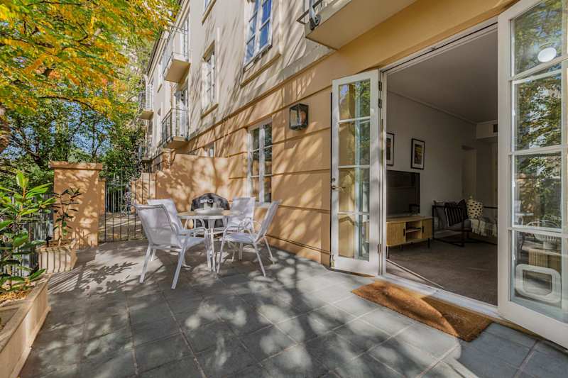 East Melbourne Retreat | MCG, Pool, Parking & AC in East Melbourne, Victoria - Holiday rental photo 1